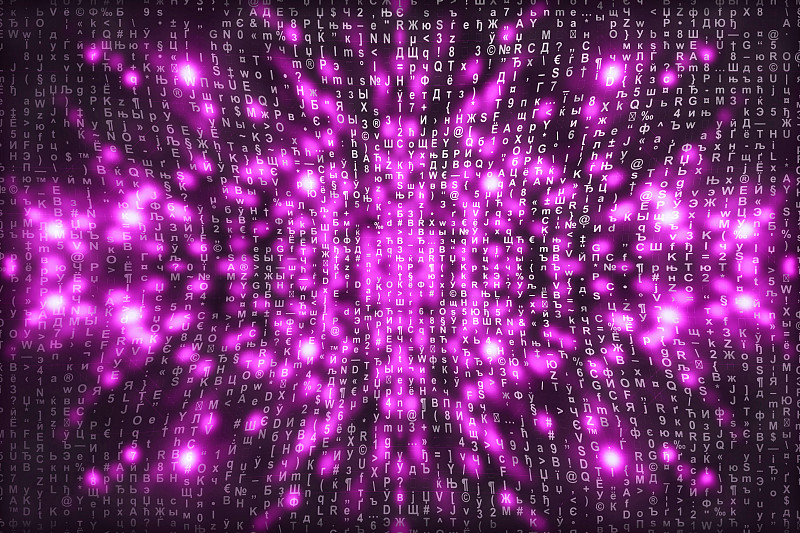 粉色矩阵数字背景。抽象的网络空间的概念。人物倒了。来自符号流的矩阵。虚拟现实设计。复杂的算法数据黑客