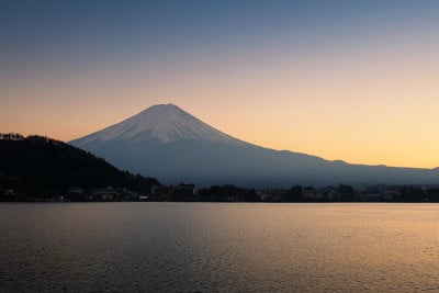 日落时分的富士山和湖泊