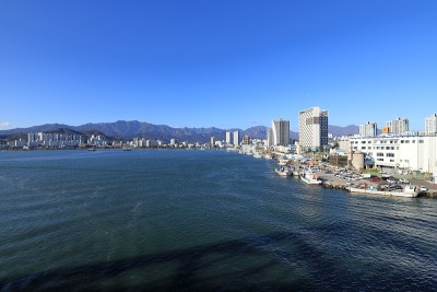韩国江原道雪岳山背景下的束草和清秋湖。
