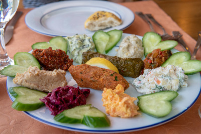 Mezze拼盘与多个Mezes