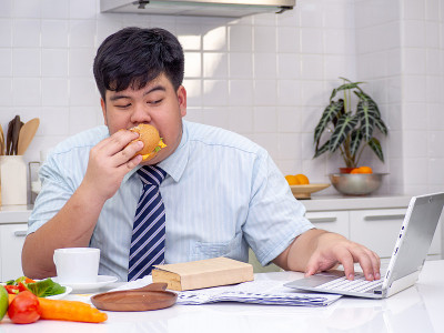 饮食失败的胖子吃快餐不健康的汉堡包。
