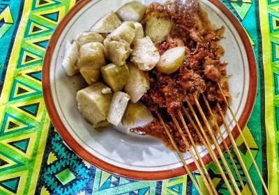 蔬菜饭和鸡肉沙爹