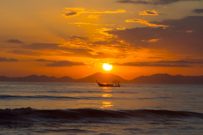 夕阳在泰国海的山上