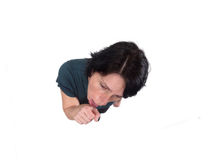 在白色背景上咳嗽的妇女