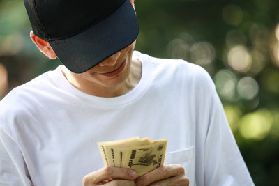 人清点现金
