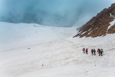 雪山风景优美。帕米尔山系统。爬山的人。