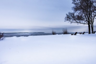 冬季仙境风景滨水雪景背景