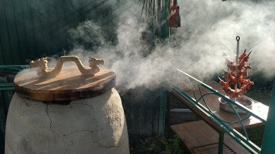 原始的户外烤炉和生肉