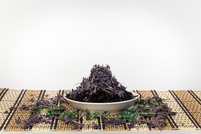 红茶，用香草和花叶子。