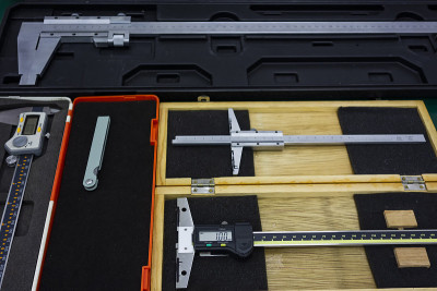 各种测量工具放在桌面上