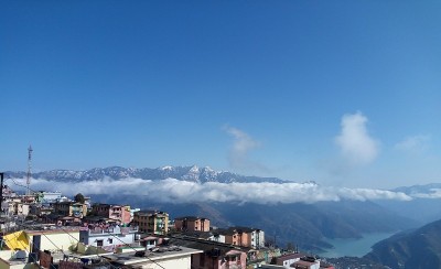 特赫里北阿坎德邦丘陵地区的城市和雪景
