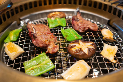 烧肉饼一种用肉和蔬菜烹饪的日本烧烤