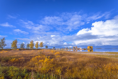 奥卢湖的秋天湖景。自动化Kajaani,芬兰。