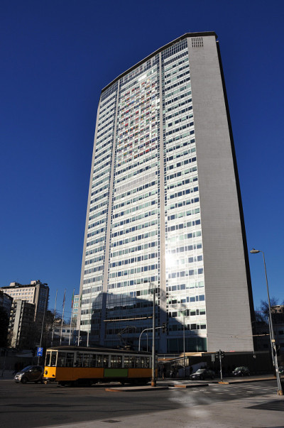 米兰，拥有摩天大楼和城市交通的城市景观