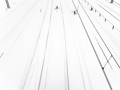 上图是被白雪覆盖的铁路轨道