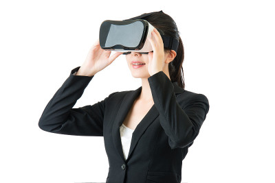 亚洲商务女性通过VR耳机眼镜交流