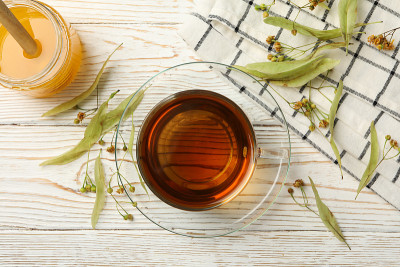 构图以椴树茶为背景，俯视图。自然的茶