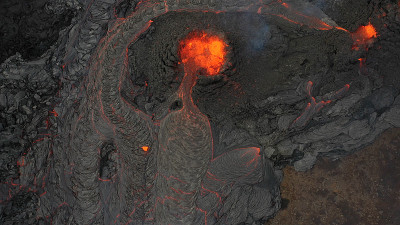冰岛火山喷发鸟瞰图