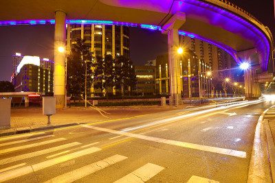 空路地板与城市高架桥的夜晚