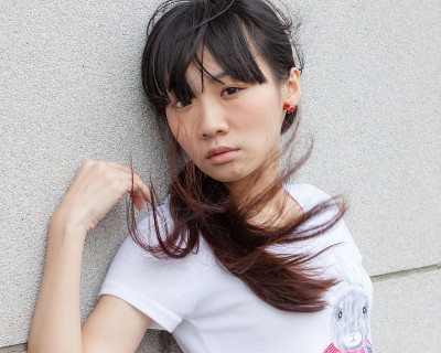 靠墙的亚洲女孩