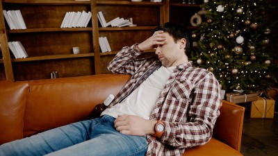 年轻男性酗酒者需要医疗和心理帮助。男人嗜酒成瘾，不能在圣诞节和新年前夜呆在家里的沙发上。一个醉汉在圣