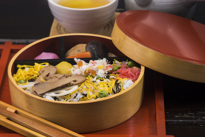 寿司配松茸和蟹肉
