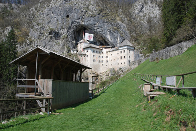 Predjama Grad与前景Jousting地面