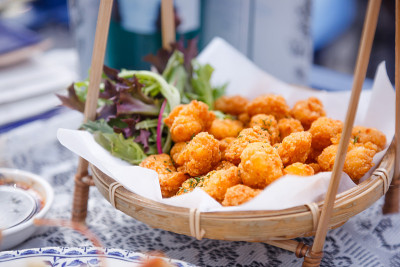 油炸通心粉和芝士球(日本的Karaage)，外脆内软，奶油和芝士。手指食品配方，酒店和餐厅餐饮服务，