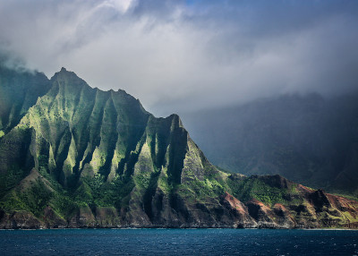 沿海岸的尖峰山脉