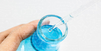有化学实验室背景、科学实验室研发理念的科学家手持烧瓶、实验室玻璃器皿和试管