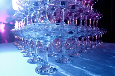 桌子上放着一堆放着樱桃的空马提尼酒杯。派对在俱乐部Phaselis玫瑰酒店在Kemer，土耳其，一个