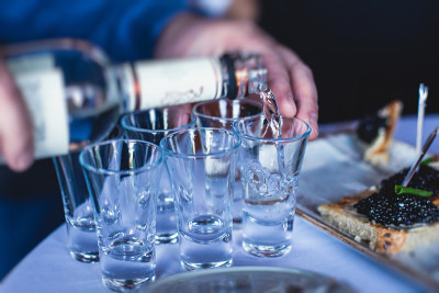 酒席上摆放着酒水，一排排冰凉的伏特加酒花束装饰着宴会餐桌