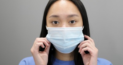 一个戴着医用口罩的亚洲女人的肖像。