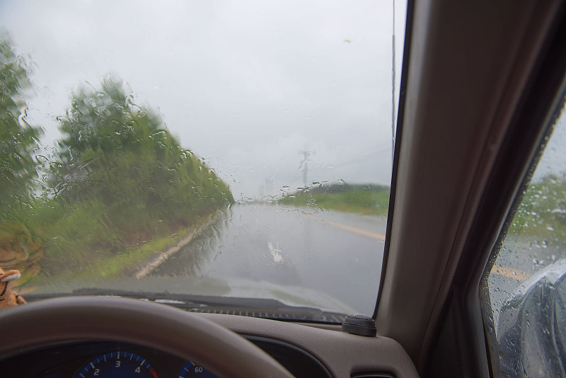 车内。在雨中在路上开车。