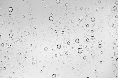 水滴在玻璃上