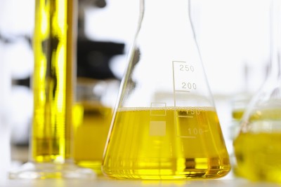 试管和烧瓶与黄色液体站在化学实验室的桌子上特写