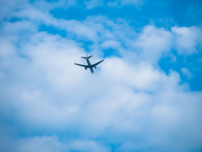 在大楼上空低空飞行的客机