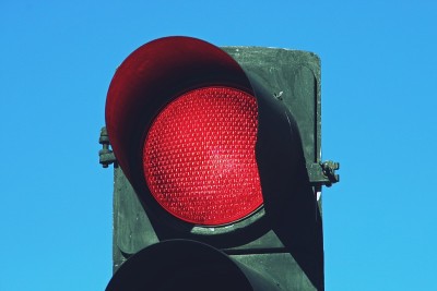 西班牙马德里圣莫德斯托大街上的红灯。
