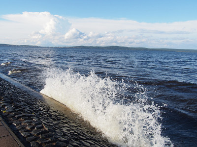 海浪在海滨