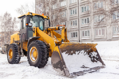 在冬季，清扫城市道路的积雪