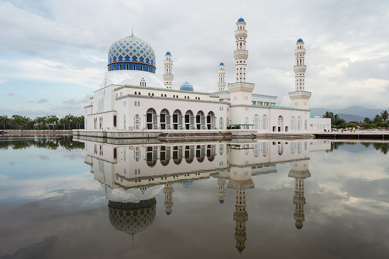 美丽的景观图像Masjid Bandaraya清真寺在Kota Kinabalu与水的倒影在日落