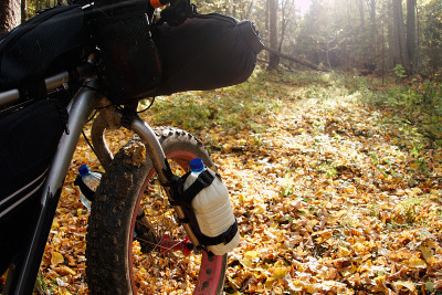 胖胖自行车在秋天的森林路上。晴朗的秋日。Bikepacking。