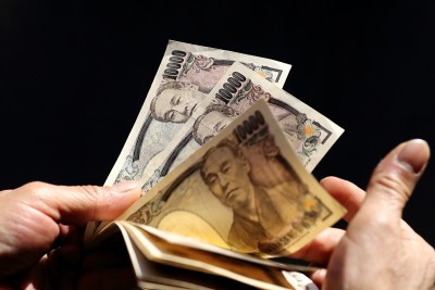 正在清点1万日元钞票