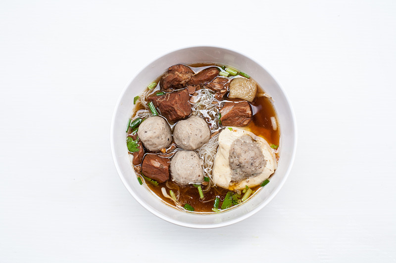 泰国面条，猪肉和肉丸