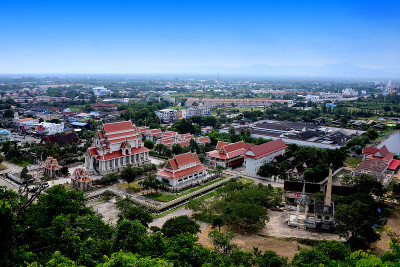 从Khao Chong Krachok山山顶看Thammikaram Worawihan寺