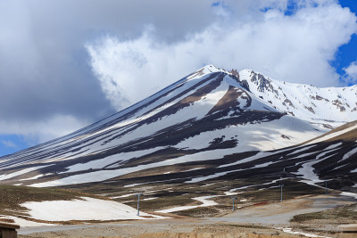 二界山山顶有缆车立柱