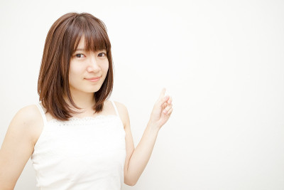 年轻女子指着什么