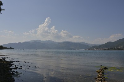 美丽的海景与肮脏和污染的水面