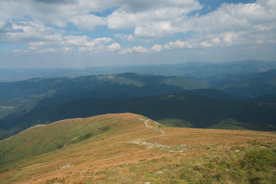 的旅程。攀登2061米高的戈弗拉山