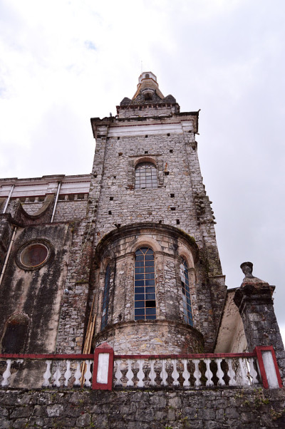 palroquia de San Francisco de Asís的钟楼和窗户的低视角
